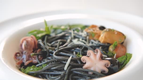 Cocina italiana calamar tinta pasta mariscos tomates — Vídeo de stock