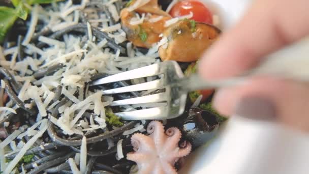 Restaurant food serving squid ink pasta twirl fork — Stock Video