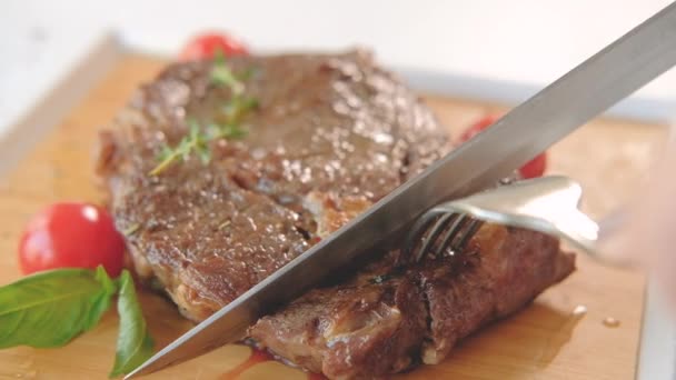 Червоне м'ясо серлоїн, що подає руки, ріже соковитий стейк — стокове відео