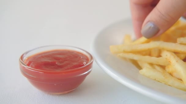 Comida chatarra papas fritas salsa de tomate inmersión a mano — Vídeo de stock