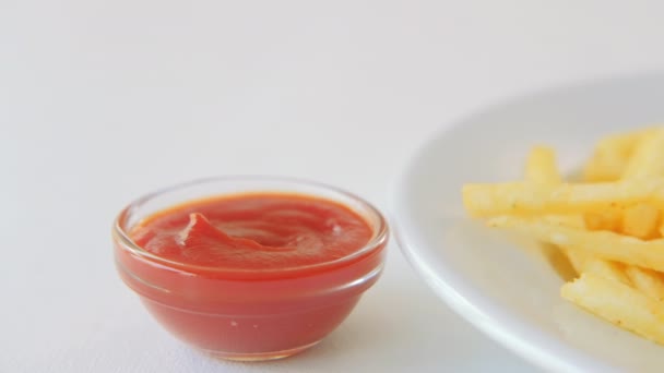 Φαστ φουντ διατροφικές συνήθειες πατάτες τηγανιτές σάλτσα ντομάτας — Αρχείο Βίντεο