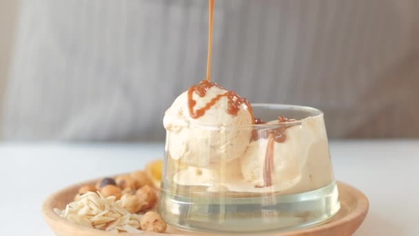 Десерт для приготування їжі налити карамельні горіхи морозиво — стокове відео
