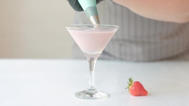 Mat styling dessert vispad grädde jordgubb — Stockvideo