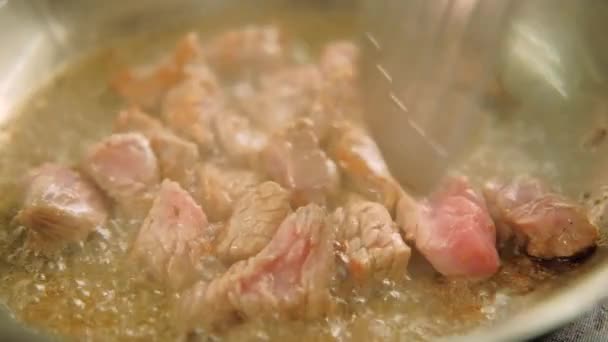 Fleisch kochen Koch rühren gewürfelte Rindfleischstücke Pfanne — Stockvideo