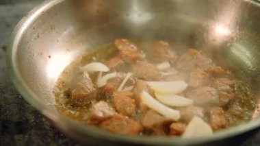 et hazırlama dilim soğan sığır eti kızartma eklemek