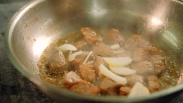 Preparación de carne en rodajas cebolla añadir carne de cerdo freír — Vídeo de stock