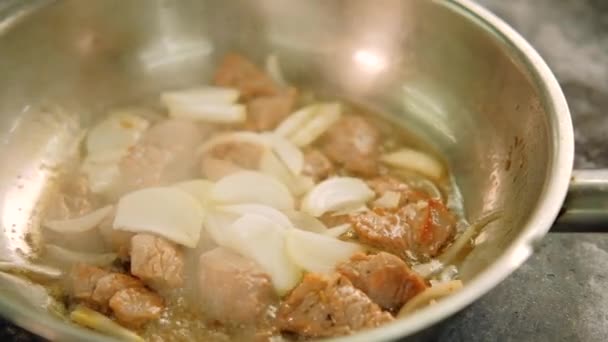 Comida cocinar carne roja trozos de carne de res en cubitos sartén — Vídeos de Stock