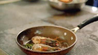 deniz ürünleri yemek tarifi baharat biber karides eklemek