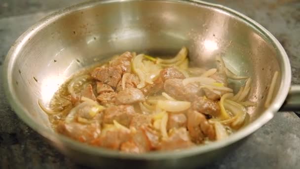 Vlees koken recept in blokjes gesneden rundvlees Frituur pan — Stockvideo