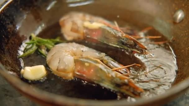 Farinha de frutos do mar cozinhar receita camarões frigideira — Vídeo de Stock