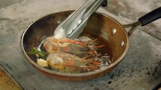 Meeresfrüchte-Kochrezept Koch dreht Garnelen um — Stockvideo