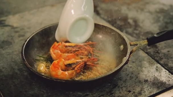 Cocina de mariscos flambering pour alcohol set fire — Vídeo de stock