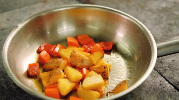 Mahlzeit Zubereitung von Essen in Scheiben geschnittene Kartoffeln Paprika — Stockvideo