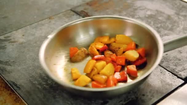Restaurante preparación de alimentos chef mezcla de verduras — Vídeo de stock