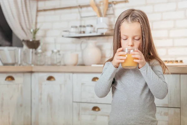 Hälsosam morgon dryck flicka dricka fruktjuice — Stockfoto