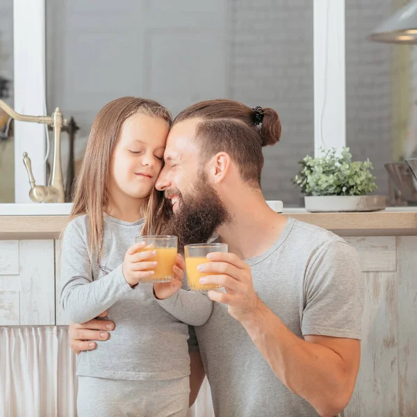 Estilo de vida familiar vegetariano suco de fruta natural — Fotografia de Stock