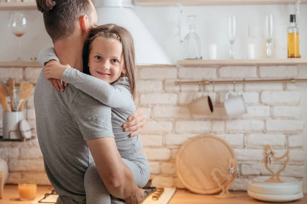Счастливый семейный отдых отец дочь обнимает — стоковое фото