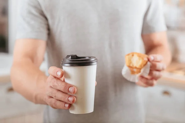 Café romper llevar hombre muffin taza desechable —  Fotos de Stock