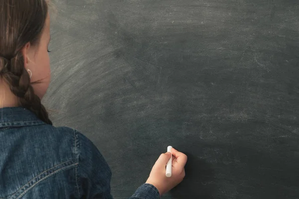 Schoolonderwijs meisje tekening leeg schoolbord — Stockfoto