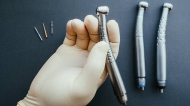 dişçi el çantası tutan dişçi araçları