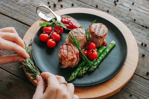 Jídlo stylování Restaurace jídlo servírovací grilované maso — Stock fotografie