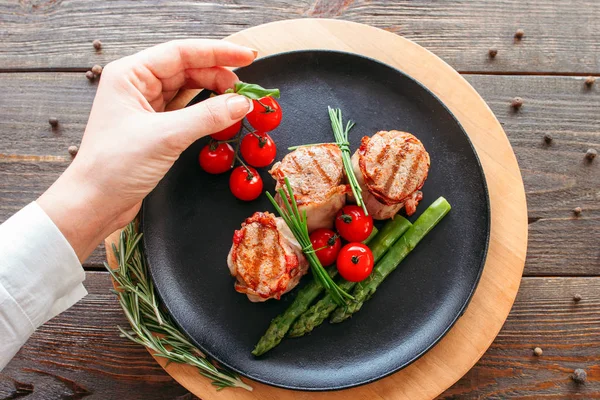 Prezentacja żywności restauracja z grilla medaliony — Zdjęcie stockowe