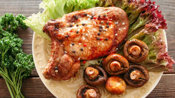 健康平衡吃肉牛排蘑菇沙拉 — 图库照片
