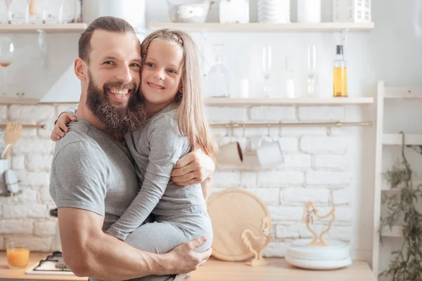 Feliz família lazer pai filha relacionamento — Fotografia de Stock