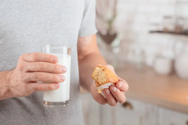 Pranzo sano uomo mangiare latte di soia colazione muffin — Foto Stock