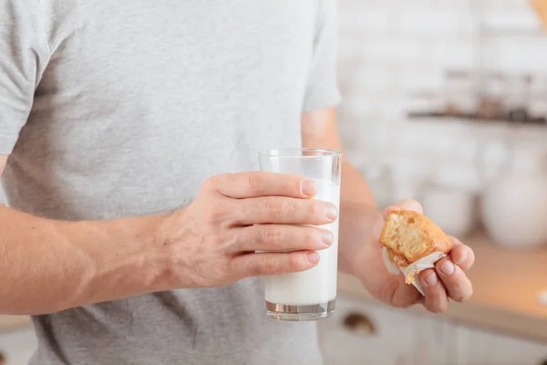 Nutrizione sportiva uomo mangiare muffin di latte di soia — Foto Stock