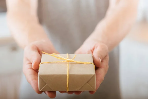 Ocasión especial hombre manos estilo rústico caja de regalo — Foto de Stock
