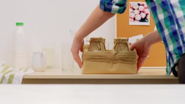 Natuurlijke melk biologische zuivel Foods flessen Craft box — Stockvideo