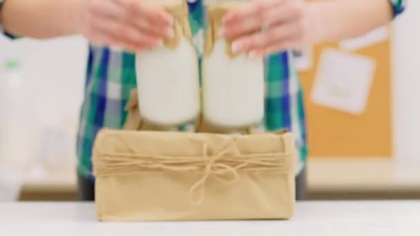 Βιολογικό γάλα γαλακτοκομικής φάρμας μπουκάλια παράδοσης τροφίμων κουτί — Αρχείο Βίντεο