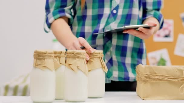 Granjeros entrega de leche mujer de negocios contabilidad — Vídeo de stock