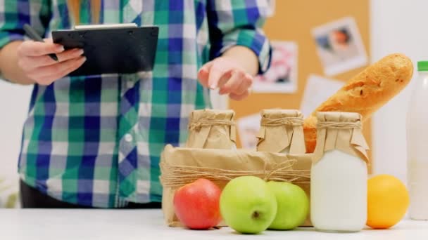 食料品の買い物リスト女性はミルクの果物をチェック — ストック動画