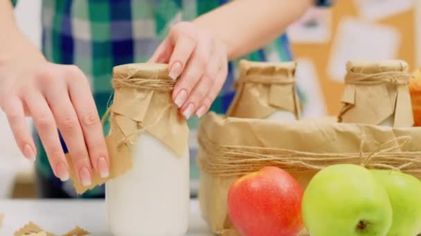 Yerel süt ürün Pazar organik süt satın almak — Stok video