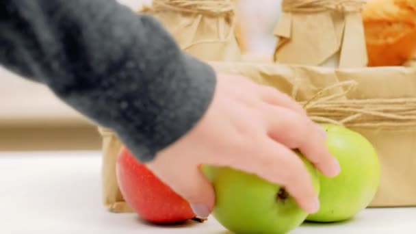 Lokala köpa ekologisk produkt bonde marknaden mjölk frukt — Stockvideo