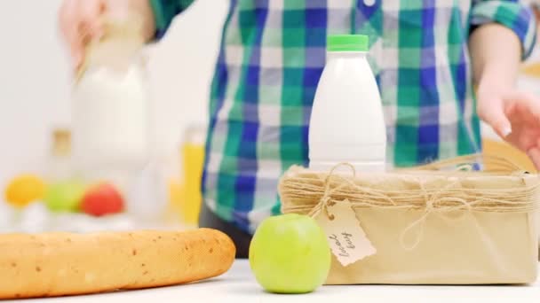 Eco productos entrega alimentos agricultor mercado caja de artesanía — Vídeo de stock