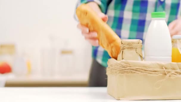 행복 한 식료품 포장 풀기 여자 상자를 복용 — 비디오