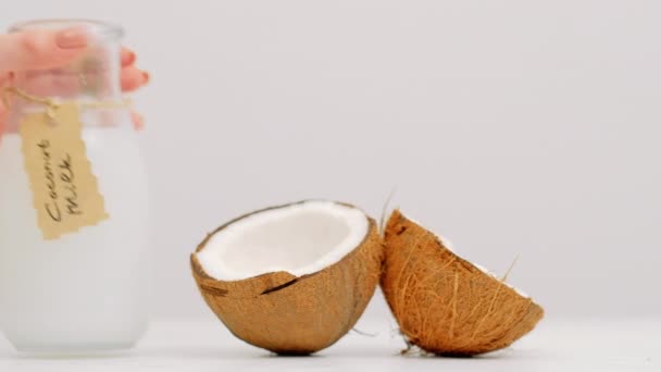 Вегетарианский напиток из свежего кокосового молока — стоковое видео