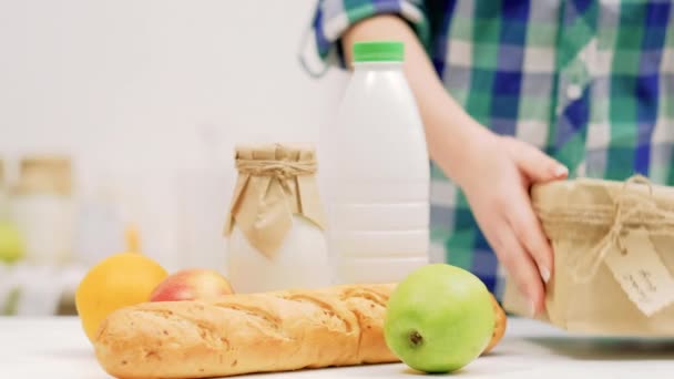 Gezond eten biologische lokale kopen melk fruit brood — Stockvideo