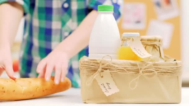 Local comprar alimentos orgánicos tienda de comestibles leche pan — Vídeo de stock