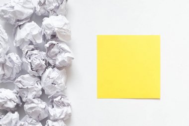 beyin fırtınası beyaz buruşuk kağıt sarı not