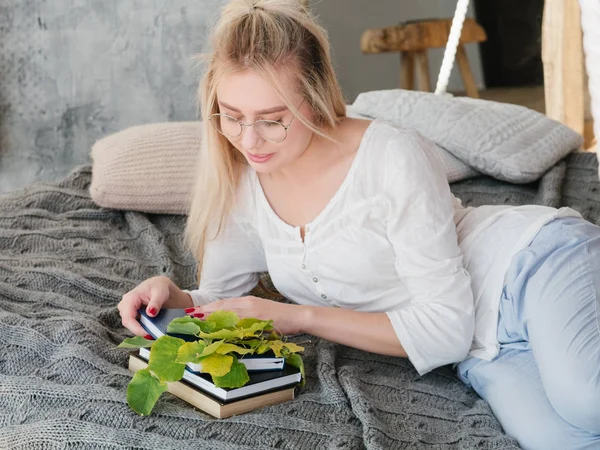 Plante biologiste loisirs femme scientifique lire livre — Photo