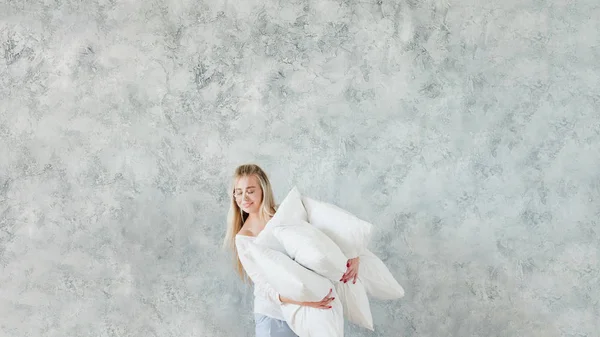 Ev hanımı seçimi mutlu bayan tüy yastık kazık — Stok fotoğraf
