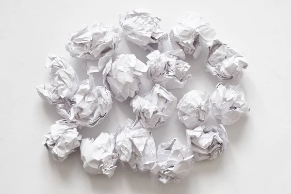 Resíduos de papel amassado bola pilha fundo branco — Fotografia de Stock