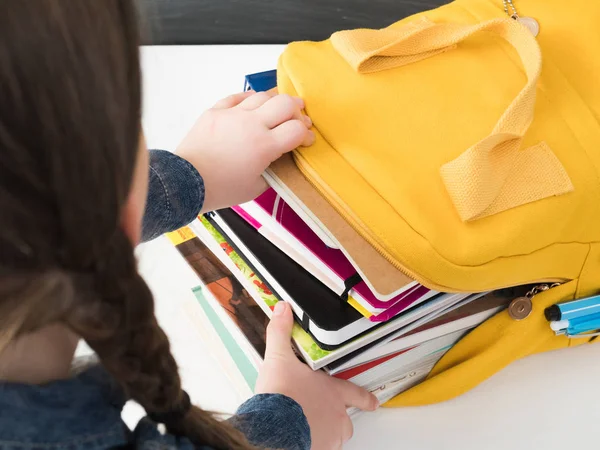 Volta para a escola menina embalagem livros mochila — Fotografia de Stock