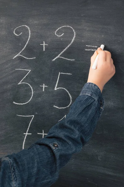 École étudiant les mathématiques enfant faire somme tableau — Photo