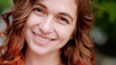 gülümseyen kadın kız mutlu saç zencefil