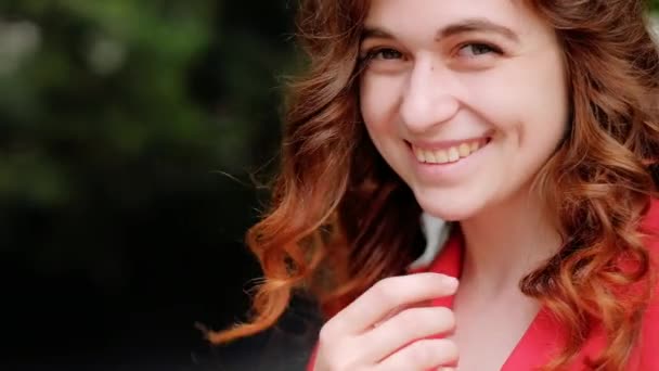 Coqueta sonriente mujer jugando rizado jengibre cabello — Vídeo de stock